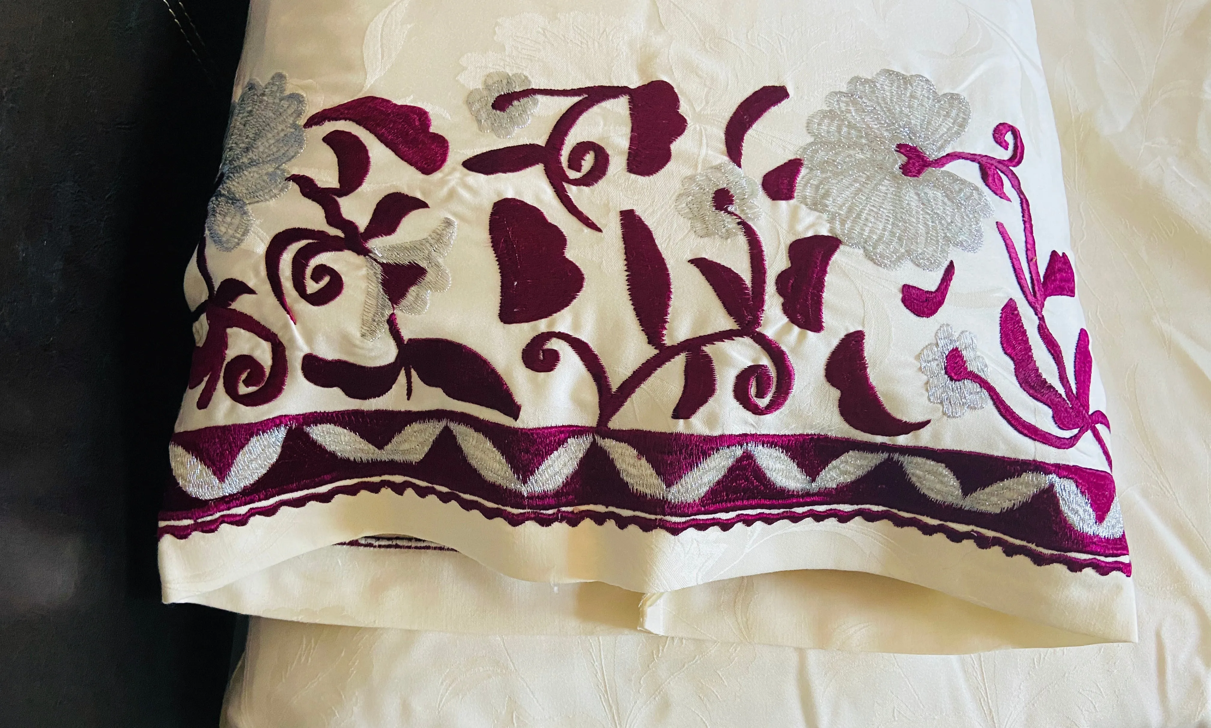 Handwoven Moroccan Bedding Set with Intricate Flower Pattern