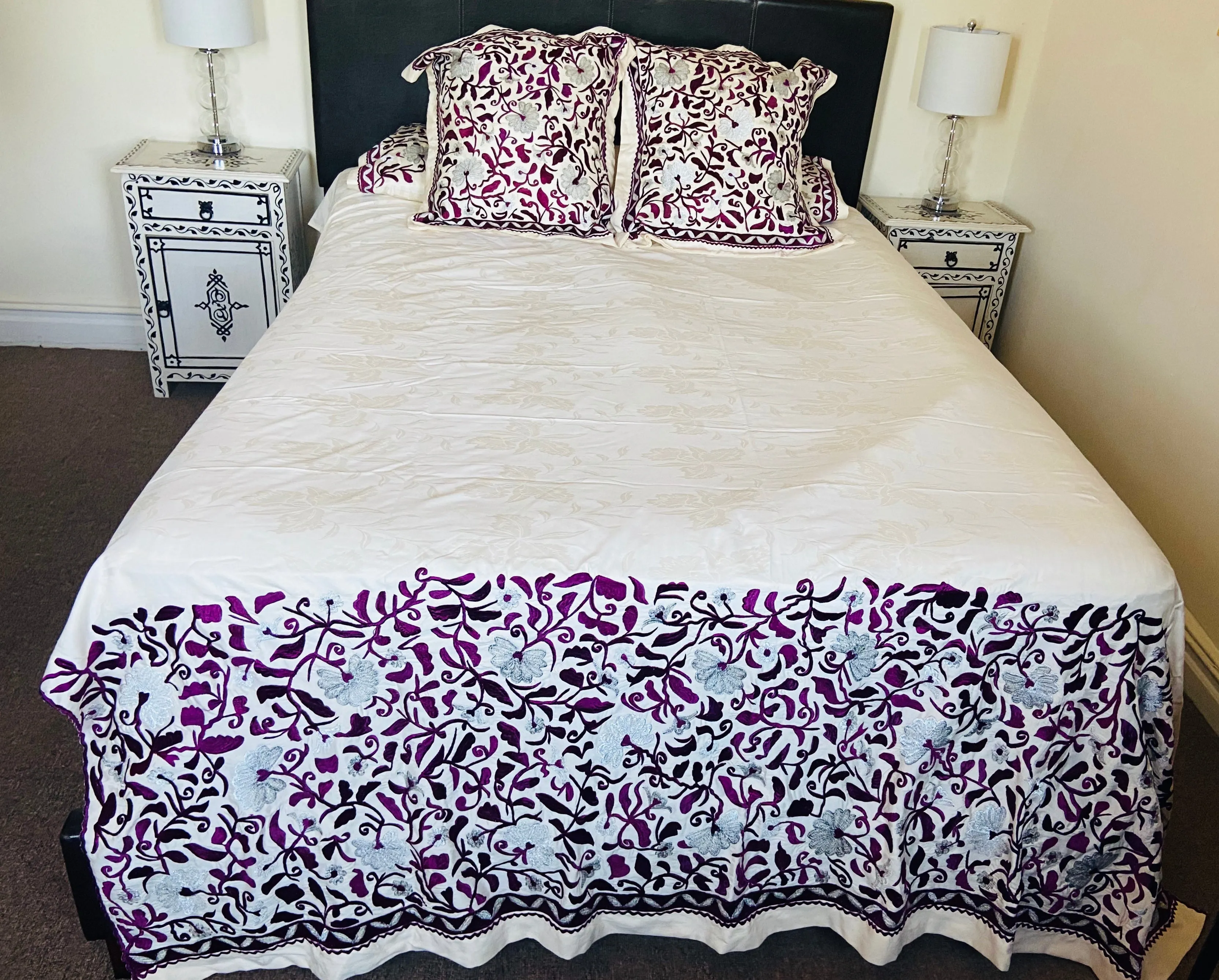 Handwoven Moroccan Bedding Set with Intricate Flower Pattern