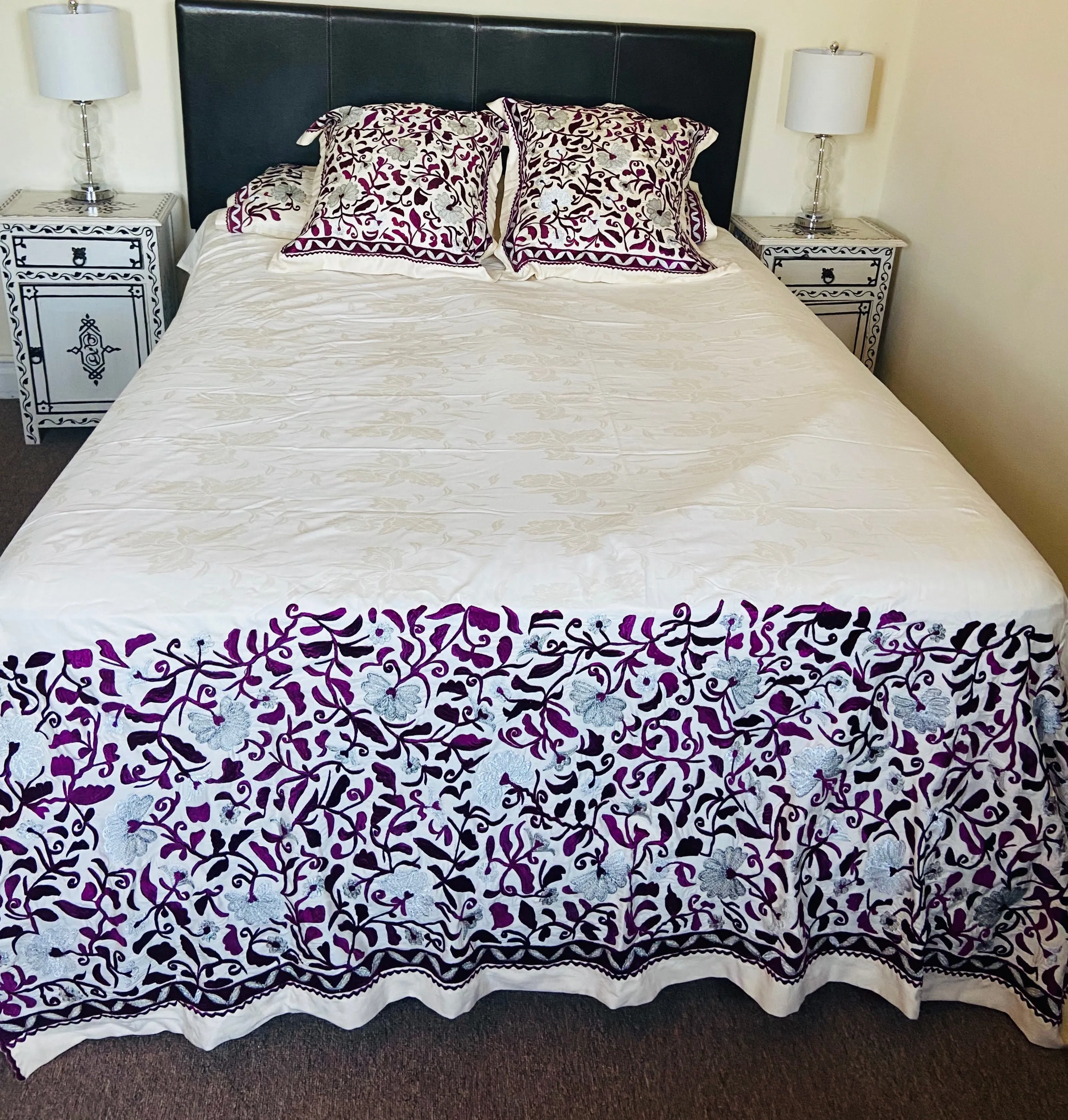 Handwoven Moroccan Bedding Set with Intricate Flower Pattern