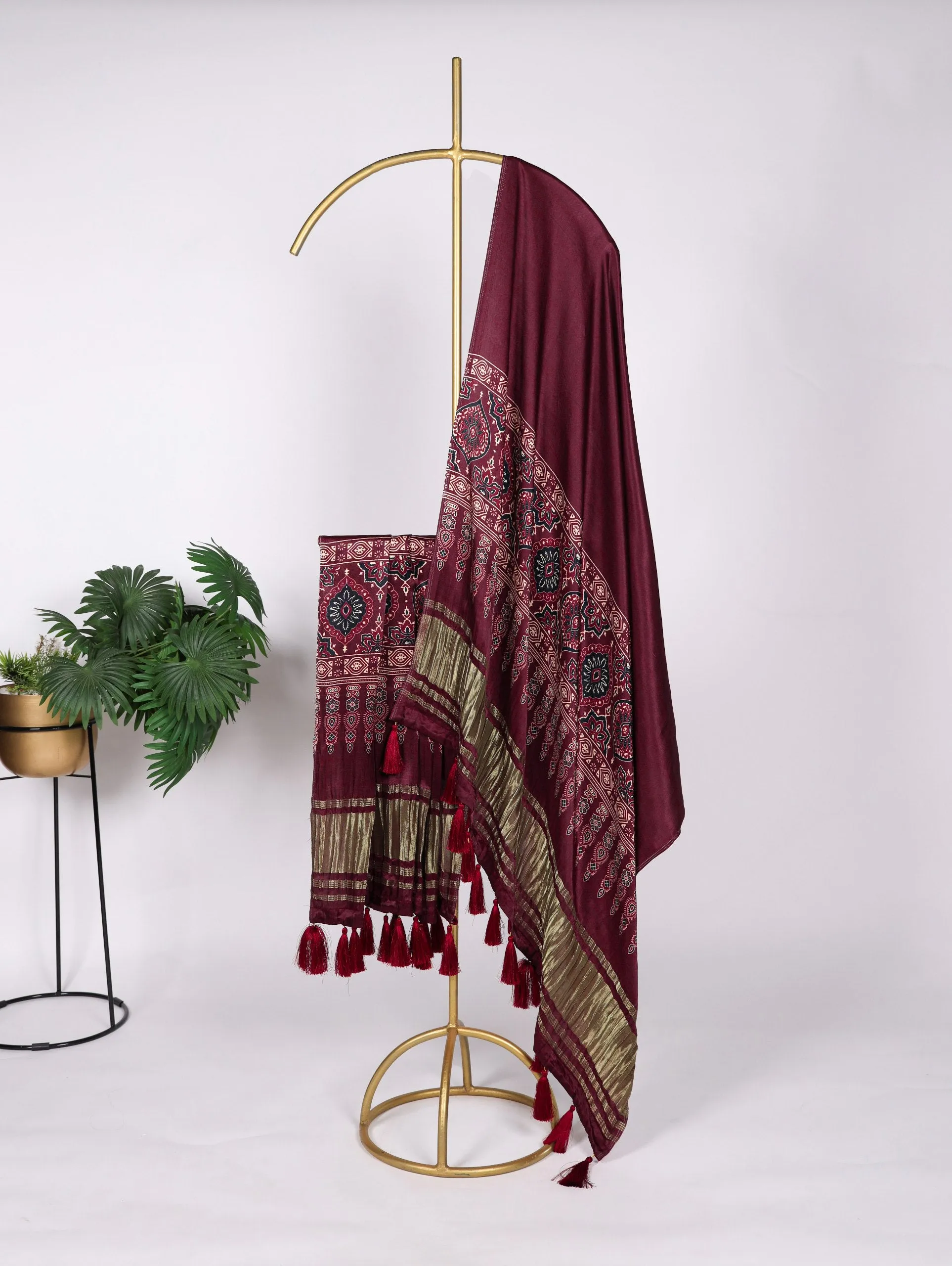 Luxurious Gaji Silk Dupatta: Digital Prints & Classic Lagdi Patta with Tassels